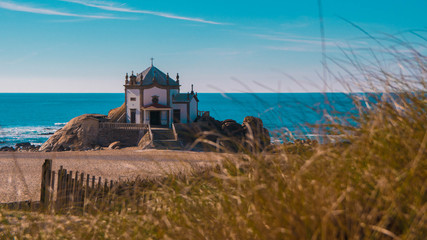 Fototapeta premium Chappel na plaży w Matosinhos (Porto, Portugalia)