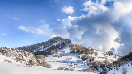 Paesaggio innevato delle Madonie in Sicilia