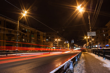 Fototapeta na wymiar traffic in the city at night, движение в ночном городе Тверь