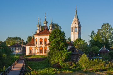 Fototapeta na wymiar old church in russia, старинная церковь в Устюжне на рассвете