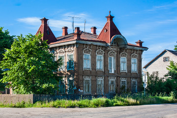 старый деревянный дом с резными наличниками в г. Устюжна