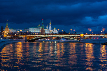 Fototapeta na wymiar night view of kremlin and river in moscow russia, ночной вид на кремль с включенной подсветкой
