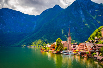 Fototapeta premium Fantastyczny widok na wioskę Hallstatt i alpejskie jezioro, austriackie Alpy, Salzkammergut, Austria, Europa