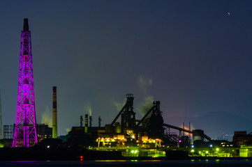 大゙煙突のある工場夜景と沈む星