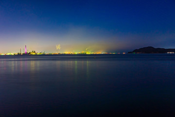 関門海峡と遠くの工場夜景
