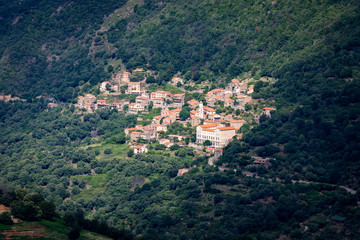 Fototapeta na wymiar Le village d'Ota, Corse