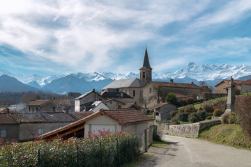 Fototapeta na wymiar Village de montagne dans les Pyrénées ariégeoises avec le Mont Valier en arrière plan