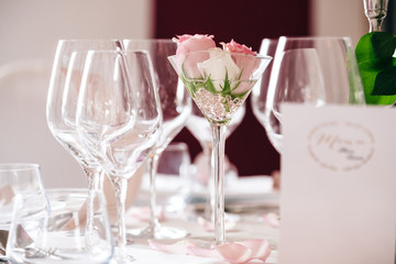 Table decoration with a highlight of flowers in glasses
