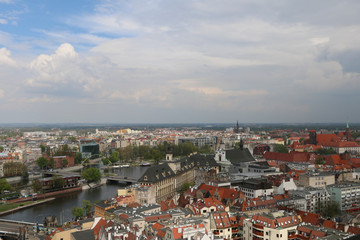 Fototapeta premium Ciepły wiosenny dzień we Wrocławiu. Widok z wieży kościoła św. Elżbiety na stare miasto, uczelnię, Odrę, kościoły, budynki, kamienice, biurowce, bloki. Breslau