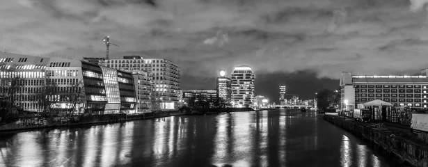 Photo sur Aluminium Noir et blanc Vue sur la rivière de bâtiments de paysage urbain de nuit de Berlin