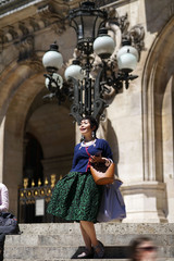 Fototapeta na wymiar Femme et réverbère devant l'Opéra Garnier à Paris