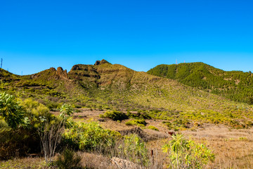 In Santiago del Teide am Fuße des Vulkans Teide nordwestlich des Teno Gebirges erwartet Dich eine einzigartige Landschaft. Es gibt zahllose Wanderwege, an denen Palmen, Kakteen sowie Agaven wachsen. 