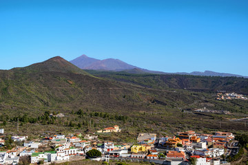 In Santiago del Teide am Fu&szlig;e des Vulkans Teide nordwestlich des Teno Gebirges erwartet Dich eine einzigartige Landschaft. Es gibt zahllose Wanderwege, an denen Palmen, Kakteen sowie Agaven wachsen. 