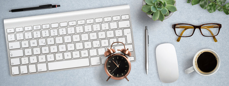 aufger&auml;umter moderner Computer-Arbeitsplatz 