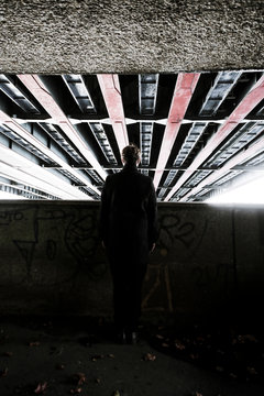 Inclin&eacute; sous le pont