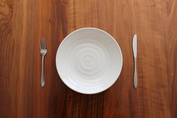 陶器丸皿とナイフとフォーク