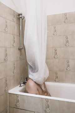 Sous le rideau de douche