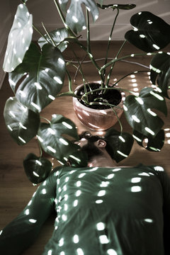 Un homme vert avec sa plante