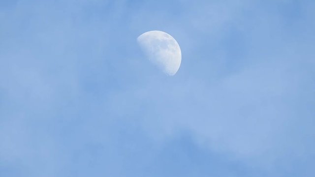 青空に浮かぶ白い月、流れる白い雲、月齢9.5、2月14日、タイムラプス動画
