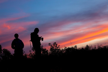 Obraz premium Nierozpoznani ludzie używający smartfona komórkowego w górskim krajobrazie