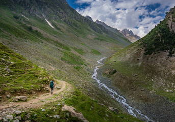 Obraz premium One Man Trekking on the route Kashmir India