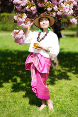 Femme en habit de soie rose au milieu des sakura en fleurs