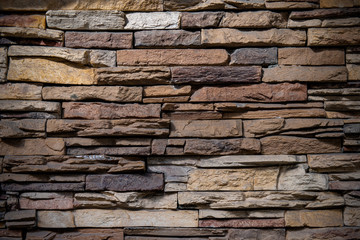 石でできた質感のあるモザイク調の壁