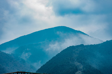 愛媛県・カスミたつ急峻な四国の山並み