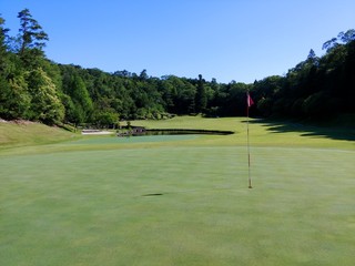 緑の中にあるゴルフ場