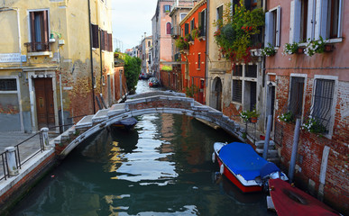 Fototapeta na wymiar Chiodo Bridge on the Rio Di San Felice, Cannaregio district Venice.