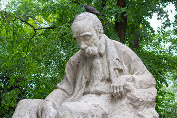 Fototapeta na wymiar Monument of famous Ukrainian poet Taras Shevchenko. Kiev, Ukraine
