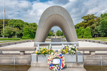 広島平和記念公園 原爆死没者慰霊碑