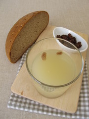 Kwas, selbst gemachtes Brotbier aus altem Brot
