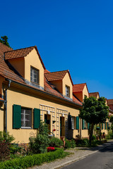 Reihenhäuser in der denkmalgeschützten Berliner "Gartenstadt Siemensstadt" (1920er Jahre, kein property release erforderlich) © ebenart