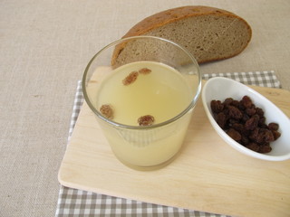 Kwas, selbst gemachtes Brotbier aus altem Brot