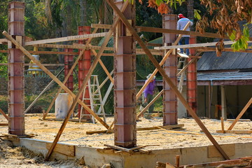 Fototapeta na wymiar The construction technician is working on the casting of concrete pillars.