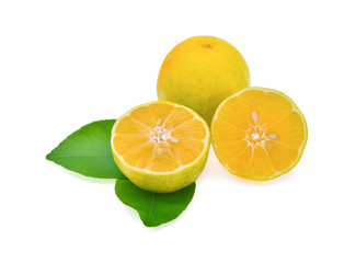 Obraz na płótnie Canvas fresh lemon with leaves isolated on white background
