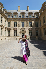 Femme posant dans la cour l'hötel de Sully à Paris