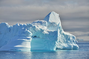 Fototapeta na wymiar Icebergs drift in the ocean.