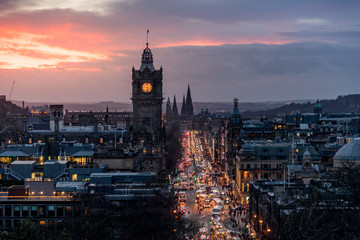 Obraz premium The Balmoral and Princes Street at sunset in Edinburgh