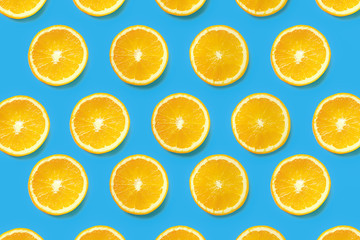 Plasterki pomarańczy na jednolitym tle