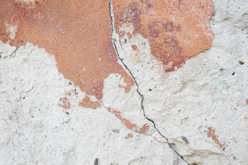 Obraz premium A crack in the concrete wall.Textured stone white wall. Peeling paint on the cement surface.