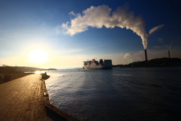 Fototapeta premium sunset with ferry in gothenburg, blue sky