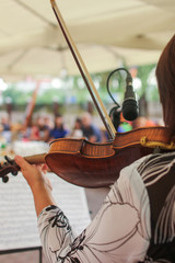 woman playing violin 