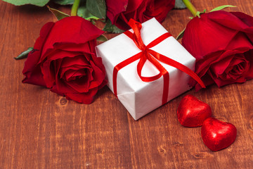 Obraz na płótnie Canvas Beautiful roses and gift box