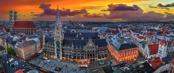 Panoramablick auf das Münchner Stadtbild mit der Frauenkirche und dem Marienplatz. Hauptstadt Bayerns mit berühmten Sehenswürdigkeiten. © wWeiss Lichtspiele