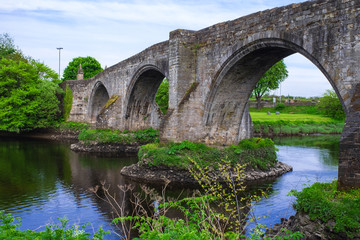 Fototapeta na wymiar Die alte Steinbrücke von Stirling/Schottland