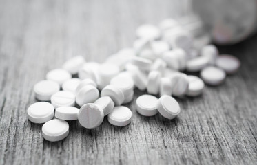 Fototapeta na wymiar Painkiller white pills on a wooden table