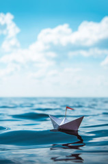 Papierboot auf dem Meer