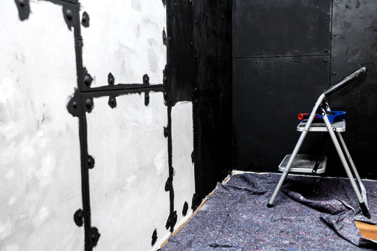 Rohe Wand wird im Industrie Look oder industrial look neu gestaltet, schwarzer Farbanstrich als Grundierung